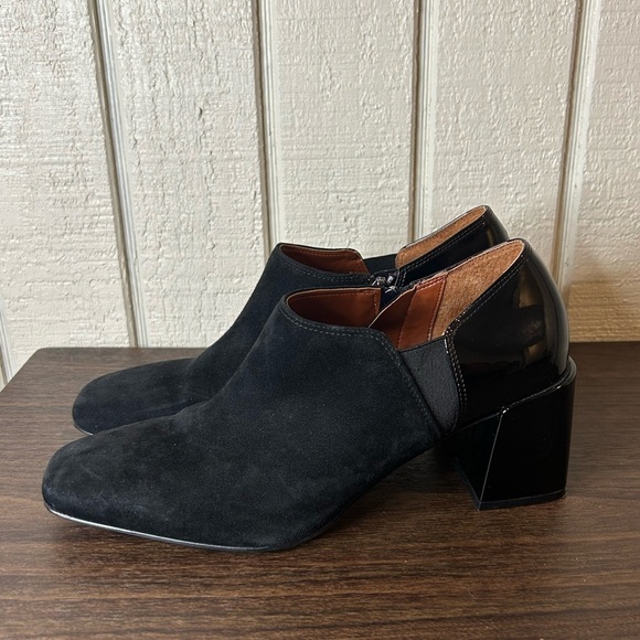 Vionic Suede and Patent Leather Block Heeled Shortie Boot, size 8. - Picture 5 of 5